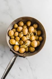 Then stir in the dried parsley and the dried chives into the melted butter and pour. Boiled Baby Potatoes With Garlic Butter And Dill Lenaskitchen