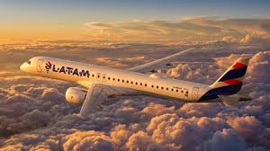 Embraer instala asas no primeiro E195-E2 da LATAM durante produção
