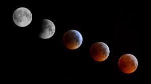 Eclipse lunar parcial con la Luna teñida de rojo durante la noche