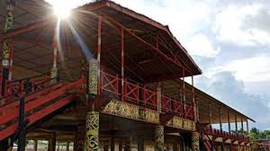 Terbuat dari bahan alam hand made pengrajin seni arqee art. Mengenal Betang Raya Dori Mpulor Rumah Adat Dayak Kabupaten Sanggau Tribun Pontianak