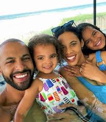 La nacionalidad de su padre es nigeriano y la de su madre surcoreana. 6stlglch4uuvcm