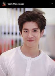 Nghệ danh là frank (tiếng thái: à¸«à¸¥à¸‡à¸£ à¸à¸£à¸­à¸¢à¸¢ à¸¡ à¹à¸Ÿà¸£à¸‡à¸„ à¸«à¸£ à¸­ à¸œ à¸à¸­à¸‡ à¸ˆà¸²à¸à¸‹ à¸£ à¸ª à¹€à¸žà¸£à¸²à¸°à¹€à¸£à¸²à¸„ à¸ à¸™ Daradaily