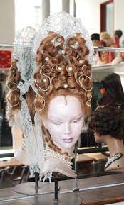 Coiffure Historique D Epoque Fin Xviieme Siecle La Fontange Realisee Sur Perruque Par Martine Laporte A L Atelie Historical Hairstyles Fantasy Hair Doll Hair