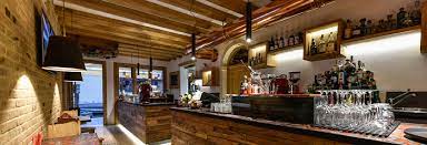 La prima caratterizzata da un arredamento più classico e lavorato che richiama la tipicità del pub anglosassone. Come Arredare Un Bar Idee E Consigli Di Esperti Maculan Arredo Bar