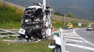 Alle notfallnummern und das vorgehen bei einem unfall im strassenverkehr auf einen blick. Auf Schweizer Autobahn Pfosten Schlitzt Deutschen Reisebus Auf News Bild De
