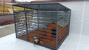 Kojec Dla Psa Z Dodatkowym Oblachowaniem Dachu I Konstrukcja Z Profili Poziomych Jest Wyjatkowo Solidny I Bezpieczny D Luxury Dog House Dog House Luxury Dog