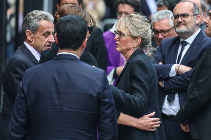 Une assemblée digne et recueillie pour l'ultime hommage, do AI tạo