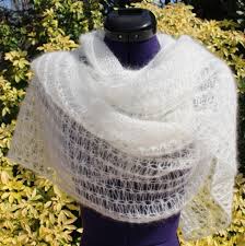 L'incontournable étole de la mariée délicieusement transparente qui l'accompagnera jusqu'au bout de la nuit ! Chale En Mohair Et Soie Etole Mariage Chale Tricot Dentelle Poncho Mariee Un Grand Marche
