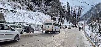 हिमाचल प्रदेश में फिर से बर्फबारी शुरू, 101 सड़कें बंद - हिन्दुस्थान समाचार