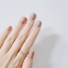 おしゃれな人のセンスを盗め 色の組み合わせが肝のシンプルネイル locari ロカリ 流行のネイル ニュートラル ネイル ミニマリスト ネイル