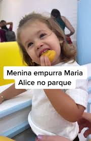 Vídeo Em Que Todo Mundo Está Dando Atenção Para A Maria Flor E A Maria  Alice Está Sozinha No Parque