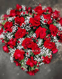Mazzo di rose rosse a gambo lungo e verdi decorativi. Consegniamo A Acilia Nord Dragona Roma I Tuoi Omaggi Floreali