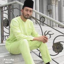 Baju melayu yang tampak moden tapi mengekalkan konsep tradisional johor. Baju Melayu Moden Dan Baju Melayu Tradisional Blog Fesyen Terkini Lelaki