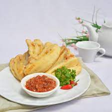 Goreng dg minyak sisa bawang, tuang air di ulekan biar sisa ulekan cabenya g mubadzir,hehe Sambal Pisang Goreng Sekali