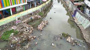 Pembuangan sampah dan limbah deterjen ke sungai. Sampah Masih Menghantui Sungai Di Yogyakarta