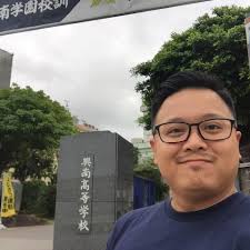 在2025年摩納哥大獎賽的媒體日，McLaren車手Lando Norris選擇以一種輕鬆且實用的方式抵達賽道——他騎著台灣品牌SYM Orbit  III 125輕型速克達抵達現場。引起了不少車迷的關注和討論。  在Reddit上的F1社群中，有網友表示：「我以為他會騎一輛帥氣的摩托車，就像Lewis那樣 ...