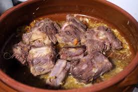 Tagliate la cipolla in un tagliere (1). Coda Alla Vaccinara In Cucina Con Zia Ralu