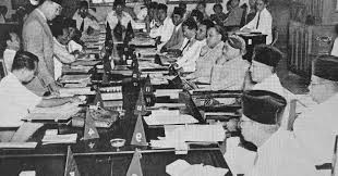 Dua badan tersebut menjadi wadah bagi para tokoh pendiri bangsa untuk mempersiapkan segala sesuatu yang berkaitan dengan indonesia merdeka. Ppki Sejarah Pengertian Tujuan Tugas Anggota Sidang Dan Pembubaran Ppki Lengkap Sekolahan Co Id