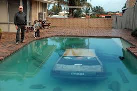 A Car Lying At The Bottom Of Backyard Pool In Perth After It Crashed Through The Back Fence On Wedne Abc News Australian Broadcasting Corporation