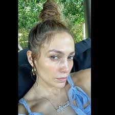 Whatever your hairstyle is short or long jlo always pulls the look and this new short lopez attended a super bowl news conference today that looked characteristically stunning. 12 Photos Of Jennifer Lopez In No Makeup J Lo Without Makeup