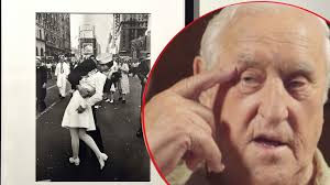 George Mendonsa, el marinero de la icónica foto de El Beso, murió a los 95  años en EEUU