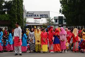 Baju adat kalimantan barat yang satu ini juga dibuat dari bahan dan cara yang sama dengan pakaian pria. File Baju Adat Melayu Pontianak Jpg Wikimedia Commons