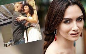 Birce akalay, aradığı aşkı sonunda buldu.akalay, önceki akşam yaklaşık bir aydır aşk yaşadığı mimar sevgilisi erdem hamza ile görüntülendi. Birce Akalay Ilk DÉ™fÉ™ Sevgilisi IlÉ™ GoruntulÉ™ndi Foto