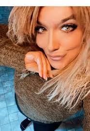 Holly Ledbetter's Instagram, Twitter & Facebook