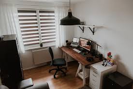 So findest du die klassische variante für 109 euro, wobei der. Design Homeoffice Mit Tischbock Schreibtisch Und Industrie Lampen