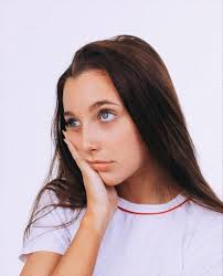 Emma Chamberlain Black And Blond Hair Pin By Grace Amaral On Emma Chamberlain Emma Chamberlain Emma Style Emma