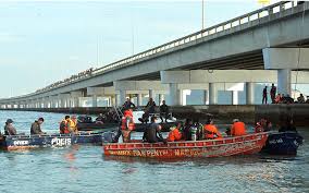 Polis mengesahkan kenderaan yang tercampak ke dalam laut selepas kemalangan di kilometer 4 jambatan pulau pinang di. Operasi Cari Kereta Terhumban Dari Jambatan Pulau Pinang Disambung Esok Free Malaysia Today Fmt