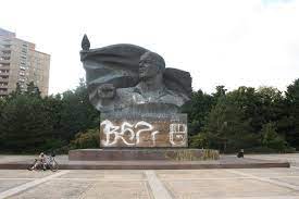 August 1944 im kz buchenwald) war ein deutscher politiker in der weimarer republik.er war von 1925 bis zu seiner verhaftung im jahr 1933 vorsitzender der kommunistischen partei deutschlands (kpd), die er von 1924 bis 1933 im reichstag vertrat und für die er in den reichspräsidentenwahlen von 1925 und 1932 kandidierte. Ernst Thalmann Denkmal Bildhauerei In Berlin