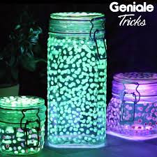 Leuchtende Glaser Fur Drinnen Und Draussen Einfach Selber Machen Diy Garten Sommer Gartendeko Leuchtende Solar Lights Crafts Di In 2020 Jar Crafts Diy Diy Decor