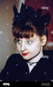 Miriam Davidson's Instagram, Twitter & Facebook