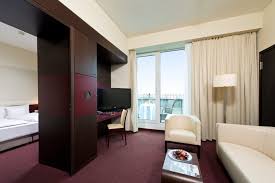 Gäste erwarten ein palaisgebäude aus dem späten 19. Studio Adrema Hotel Gold Inn Hotels