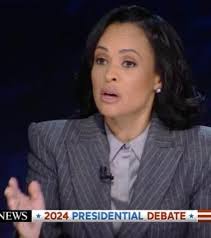 Who still thinks a power suit in grey is boring, huh? Linsey Davis just  proved otherwise at the presidential debate! She looked absolutely  stunning, rocking a pinstripe grey suit with poise and