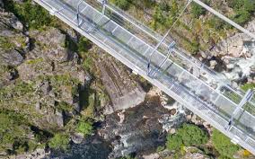 Representou um investimento de 2,1 milhões de euros. Portugal Inaugura A Maior Ponte Suspensa Para Pedestres Do Mundo Casa Vogue Viagem