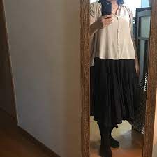 シネマブラウス 骨格ストレートは とろみが苦手らしいですが パターン次第だと思います 衿ぐりギャザーたっぷりだと似合わないけれど 胸のダーツ処理がきちんとしてある構造的なパターンとデザインなら とろみ 合うと思います シネマブラウスは この条件に