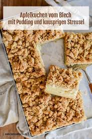 Das rezept für gedeckten apfelkuchen aus mürbteig ist ganz einfach nachzumachen. Apfelkuchen Vom Blech Mit Pudding Und Knusprigen Streusel Home And Herbs In 2020 Apfelblechkuchen Mit Streusel Apfelkuchen Mit Pudding Kaffee Und Kuchen