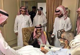 وظهر الملك خالد بن عبدالعزيز. Ø®Ø§Ø¯Ù… Ø§Ù„Ø­Ø±Ù…ÙŠÙ† Ø§Ù„Ø´Ø±ÙŠÙÙŠÙ† ÙŠØ²ÙˆØ± Ø§Ù„Ø´ÙŠØ® Ù†Ø§ØµØ± Ø§Ù„Ø´Ø«Ø±ÙŠ ÙÙŠ Ø§Ù„Ù…Ø³ØªØ´ÙÙ‰