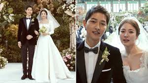 Shi jin terluka dan harus dirawat di rumah sakit dan bertemu dengan mo yeon saat sedang mengobatinya. Descendants Of The Sun Stars Song Joong Ki Song Hye Kyo Divorce Due To Differences In Personalities