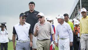 Gary player standing next to yao ming. Yao Ming Photograph Makes Gary Player Look Tiny The Mercury