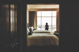 Desain kamar mewah juga ditunjang oleh pemilihan warna cat yang membuat kamar terlihat lebih elegan dan luxury. Rindu Staycation 7 Cara Mendekor Kamar Seperti Hotel Mewah