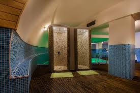 Baile govora, unde, echipa de implementare, angajati ai primariei, localnici si copii au. Hotel Palace Baile Govora