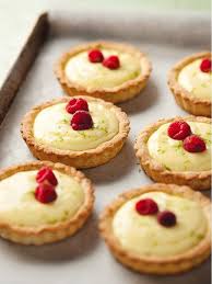 D Inspiration Francaise Ces Tartelettes Sont Faites D Une Croute Sablee Agrementee De Graines De Pavot Et D Une Crem Pastry Desserts Dessert Receipes Desserts