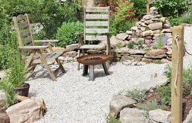 Garten Gestaltung Naturnah Schotter Holz Natursteine Gemusegarten Straucher Stauden Rundholzsichtschutz Natursteine Garten Steinmauer Garten Garten