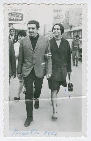 Gabriel Garcia Marquez Paseando Junto A Su Esposa Mercedes Por La Ciudad De Bogota Ano 1967 Gabriel Garcia Marquez Marquez Garcia Marquez