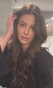 THE QUEEN Ariana went dark 👀👀😍😍✨ She is just absolutely STUNNING in any  color she chooses!