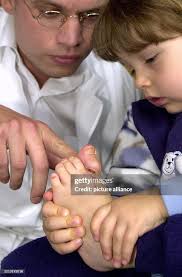 Der behandelnde Arzt Eric Hanke deutet am 27.6.2000 in Hannover auf... News  Photo