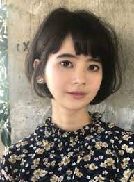 誰でも似合わせやすいひし形バランスのショートスタイルです ショートでも顔周りの髪が頬に沿い 小顔に見せてくれるます トップのボリュームも出しやすいので頭の形が綺麗に見えます 直毛の方は軽くパーマをかけるとよりやりやすく可愛くなります ヘア
